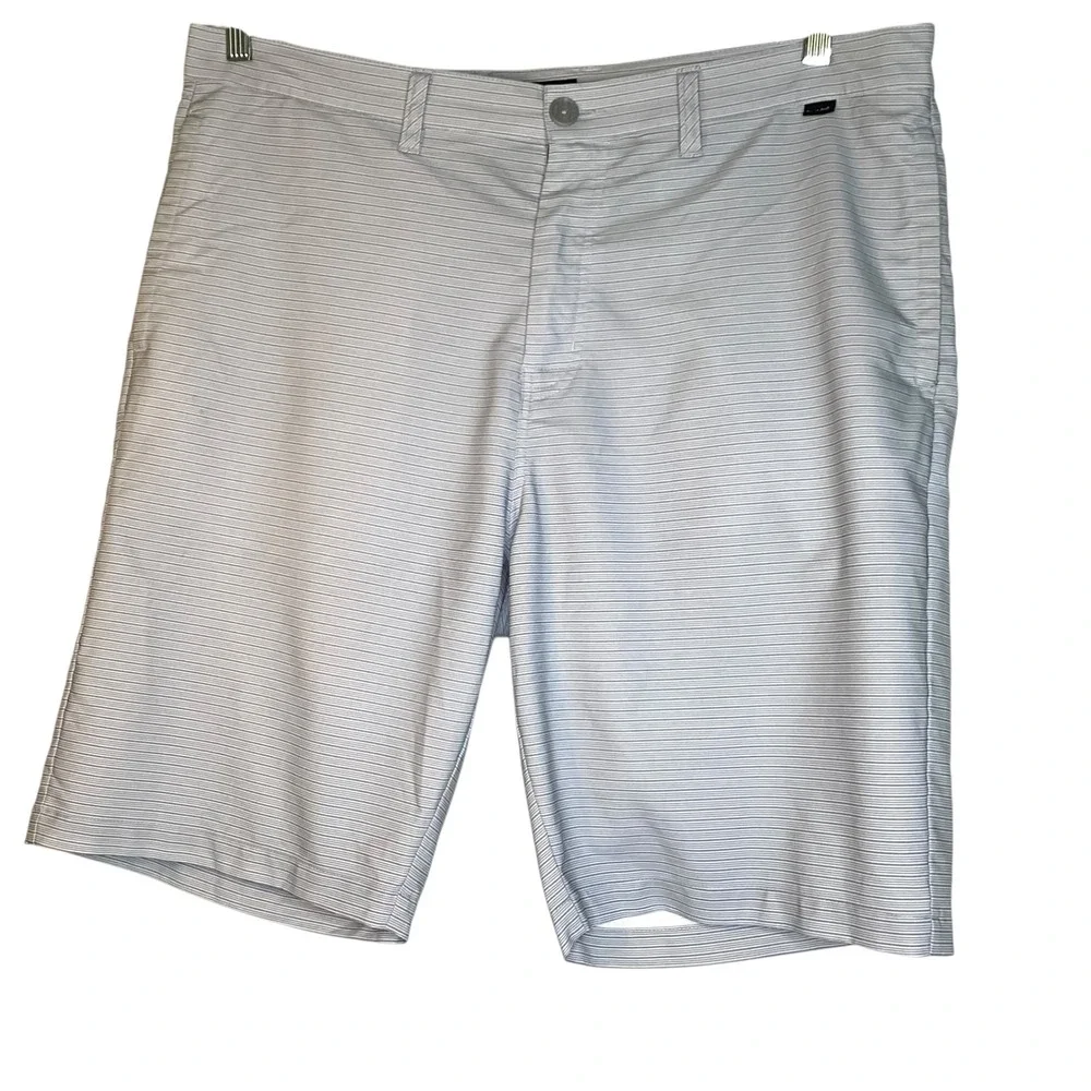 TravisMathew Beck Mens Grey White Striped Golf Shorts Size 38 Performance EUC‎